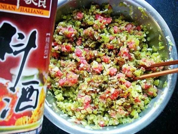 正宗芹菜猪肉饺子馅的做法