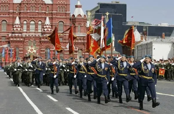 中国仪仗队跟外国仪仗队你更喜欢哪一个？为什么？