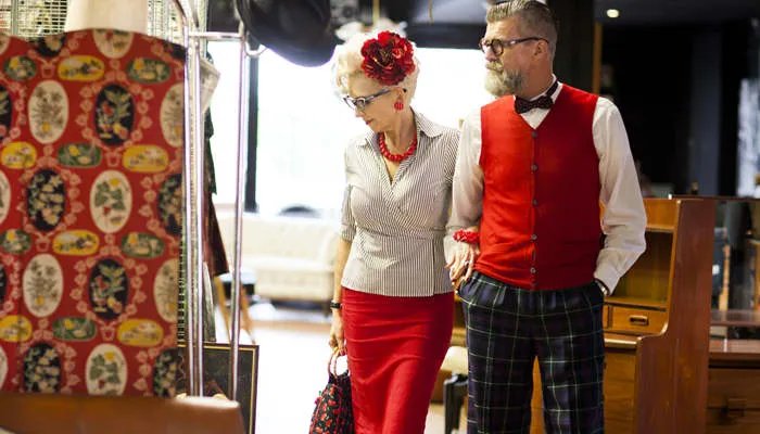 酒红色裤子配什么上衣 酒红色裤子配什么上衣好看