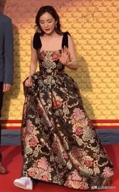 杨幂穿礼服配运动鞋，你觉着这搭配怎么样？