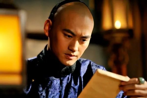 中国的棺材为什么是一头高一头低，西方则是平的，有什么讲究吗？