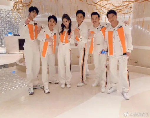 蔡徐坤郭麒麟搭肩什么情况 《奔跑吧》路透照来了