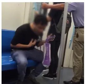 男子地铁随地吐痰被制止了吗？