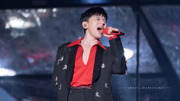 江苏小伙在张杰演唱会求婚，戴戒指时现场气氛如何？