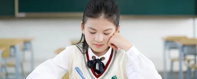 夕阳薰细草江色映疏帘什么意思