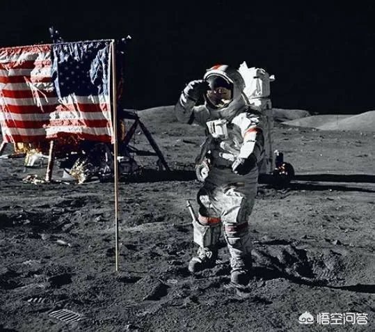 第一个登上月球的人是谁？
