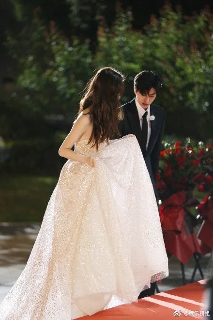 蔡徐坤郭麒麟搭肩什么情况 《奔跑吧》路透照来了