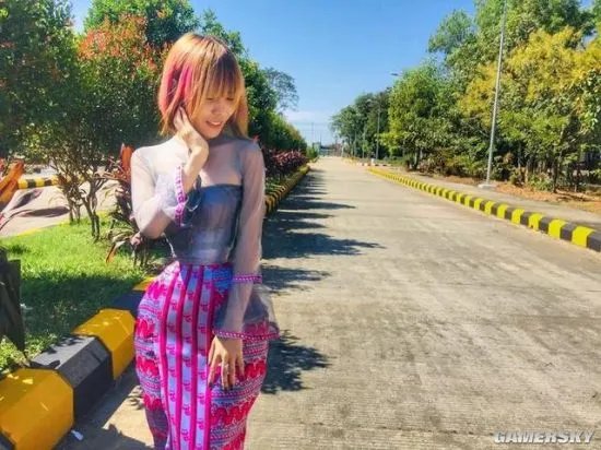 缅甸女孩成为全球腰最细的人 被网友质疑是P图