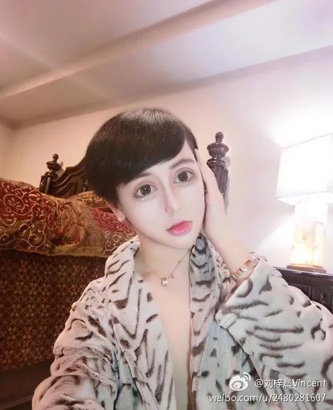 如何评价刘梓晨是有钱没头脑的网红？