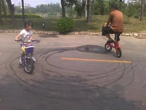 孙女中秋突然回家爷爷哭了，这对爷孙的关系如何？