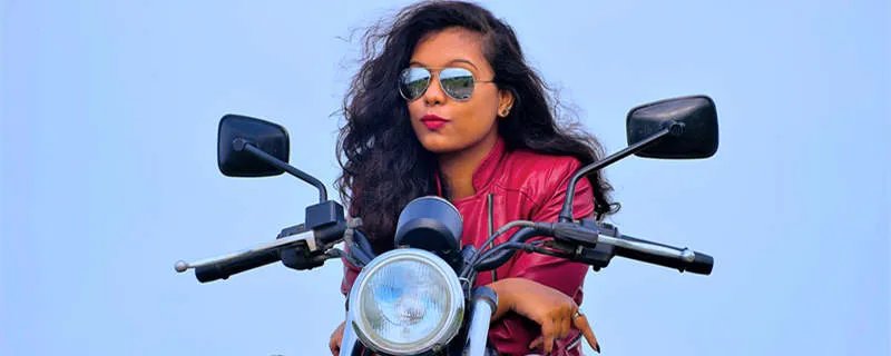 酒红色裤子配什么上衣 酒红色裤子配什么上衣好看