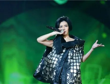 女神孙燕姿摔倒跨年 江苏卫视跨年演唱会最良心