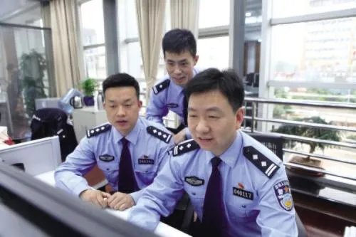 救坠江女孩牺牲的民警被追记一等功,如何减少这种悲剧的发生?