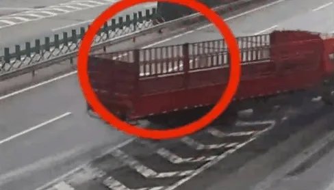 山东一司机在高速上仅1分钟驾照被扣30分，你怎么看？