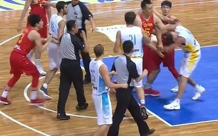 中国男篮热身赛为什么起冲突？