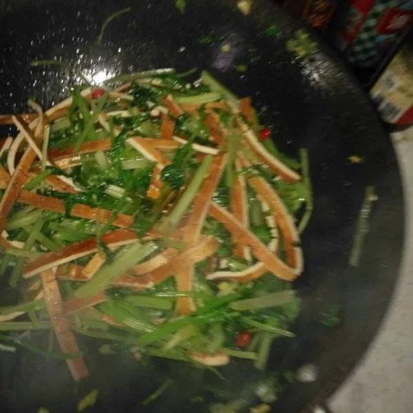 香干炒芹菜的做法？