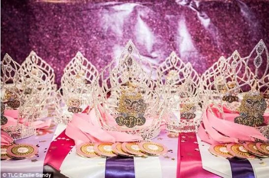 逼3岁女儿参加选美比赛 母亲称是为了她好