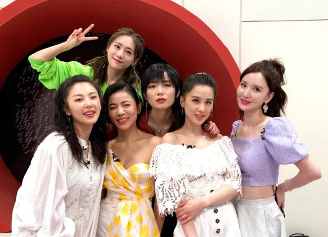 为老婆发声！粉丝评论郑钧别让刘芸出去丢人了，郑钧是如何回应的呢？