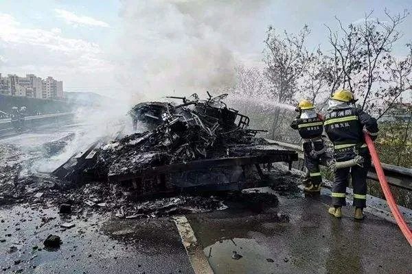 卡车起火烧毁1吨巧克力，你怎么看待小朋友已经哭晕的评论？