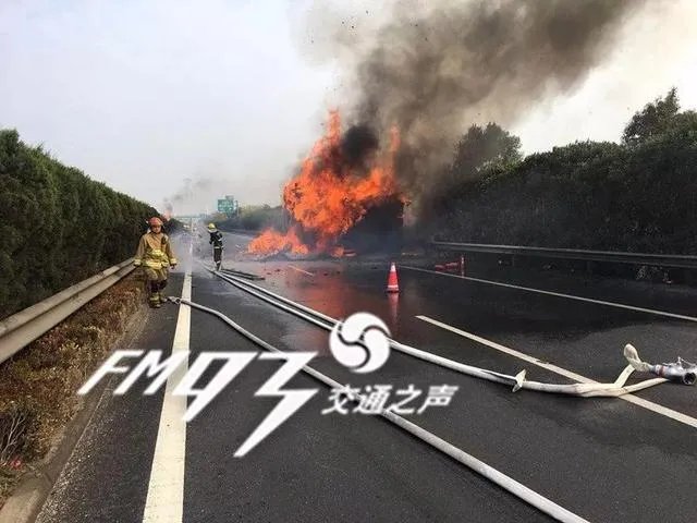 双11快递货车在浙江高速上起火，4500多件快递“葬身火海”，这该谁负责？