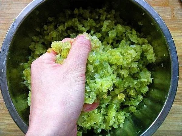 正宗芹菜猪肉饺子馅的做法