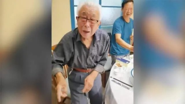 孙女中秋突然回家爷爷哭了，这对爷孙的关系如何？