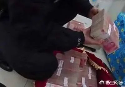 江苏海安县火车站，一男子扛144万坐火车，大家怎么看？