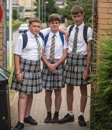 英男生穿裙子上学是怎么回事?