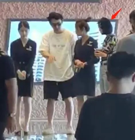 王思聪带女生现身楼盘看房 难道谈恋爱就送房子?