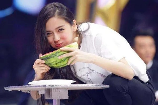 Baby挺巨肚探班黄晓明爬城墙，是挂念还是担心别人趁虚而入，baby对黄晓明真的不信任吗？