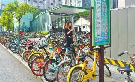 成都上百辆共享单车被活埋，是什么情况？