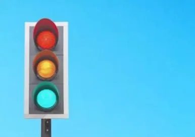 法国多地为何计划减少红绿灯？