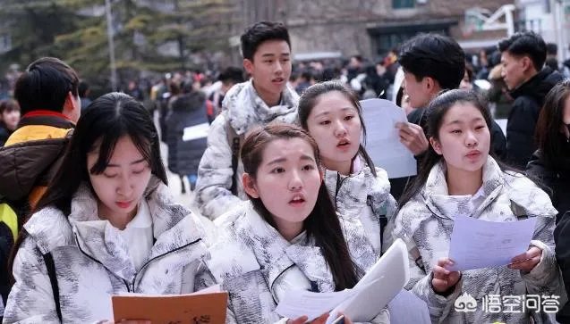 上戏艺考老师表示，化妆的考生一定会扣分，你怎么看？