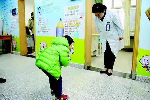 武汉市一男童向医生鞠躬体现了什么？