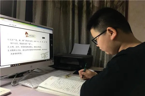 老师站楼道给学生讲课，这样的效果真比网课好？