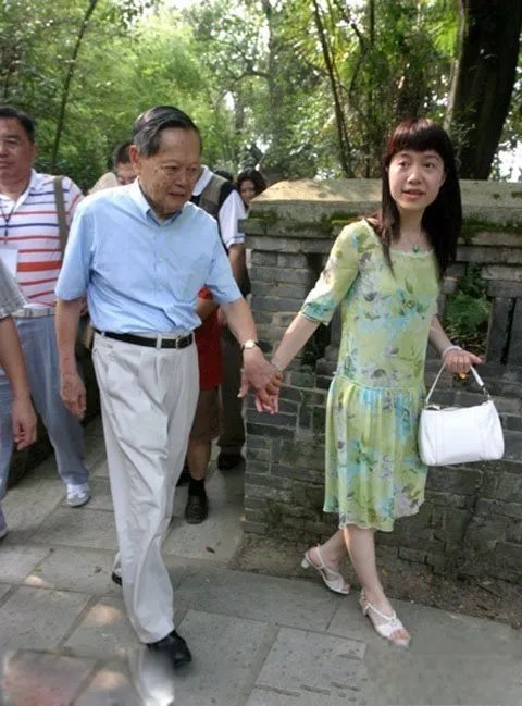 翁帆2019产下一子是真的吗 她一直都有被传怀孕