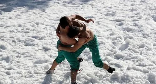 土耳其雪地摔跤比赛是怎样的？