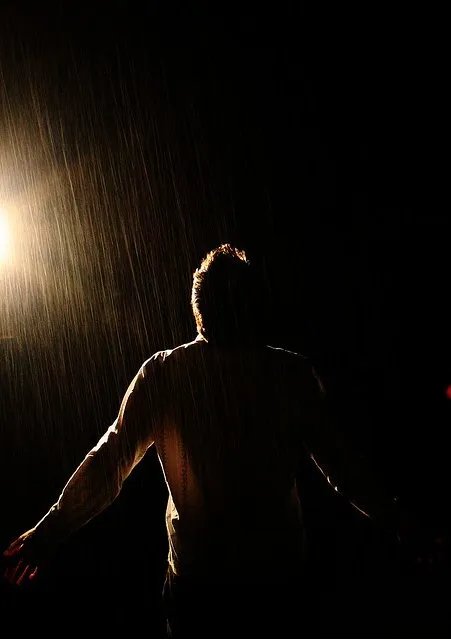 一个人在淋雨的图片，唯美一点的。没带伞的。