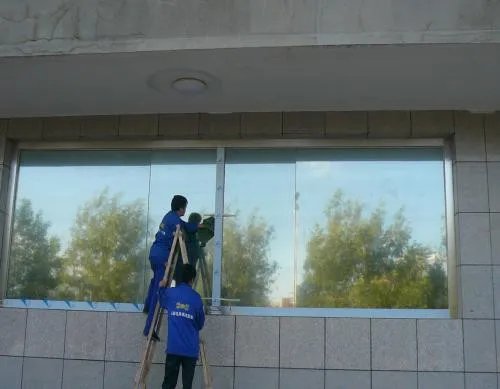 静电玻璃贴膜怎么贴