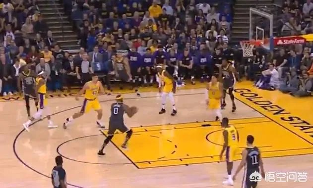 库兹马篮下协防，考辛斯顺下接球完成劲爆隔扣，倒地的库兹马表情狰狞。你怎么看？