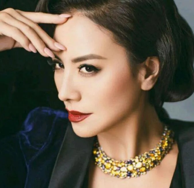 知名演员田丽罕见现身，打扮朴素邋遢似大妈，她都有过哪些感情经历？