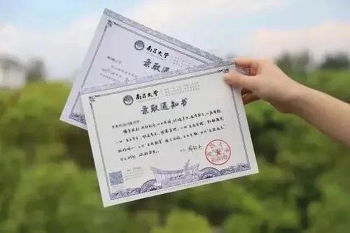 伪造清华录取通知书的男生离家出走，伪造是出于虚荣心还是父母的期望太高？