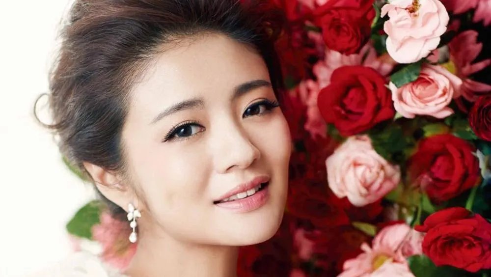 安以轩晒遛娃视频，她什么时候结婚的？