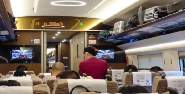 昆铁卫生巾累计销量超1万包，高铁上售卖卫生巾可能被普及吗？