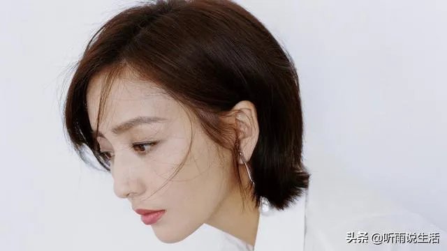 佟丽娅为何能主持春晚?