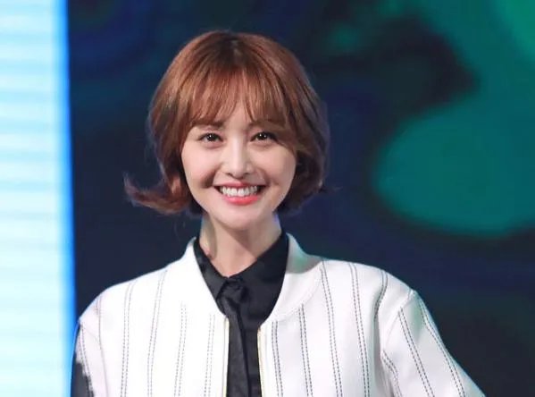 郑爽抽烟的视频明明是假的，为什么大家还要黑她？