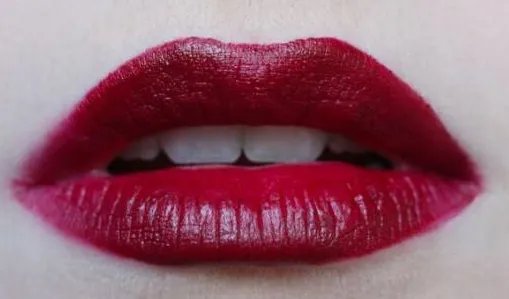 mac口红色号在盒子的什么地方？