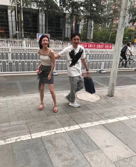 豆得儿晒亲密毕业照惹怒王思聪？老王被拍牵手新女孩