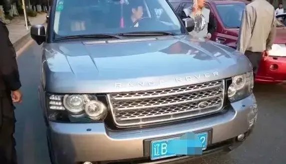 路虎疯狂冲上人行道为何连续撞飞9名学生?