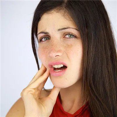 游走性舌炎的危害？